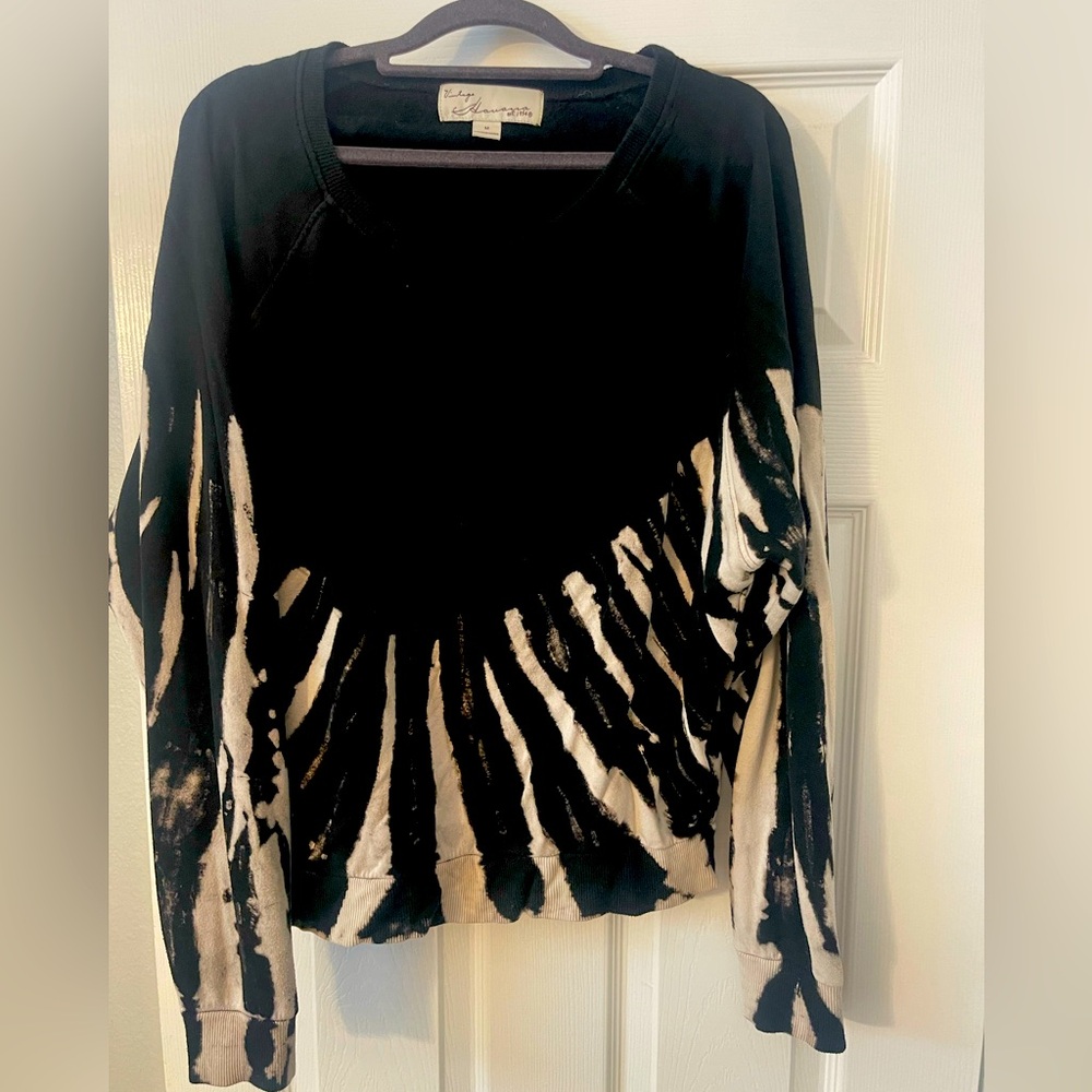 Soft as butter, Vintage Havana sweater in M, black and cream.